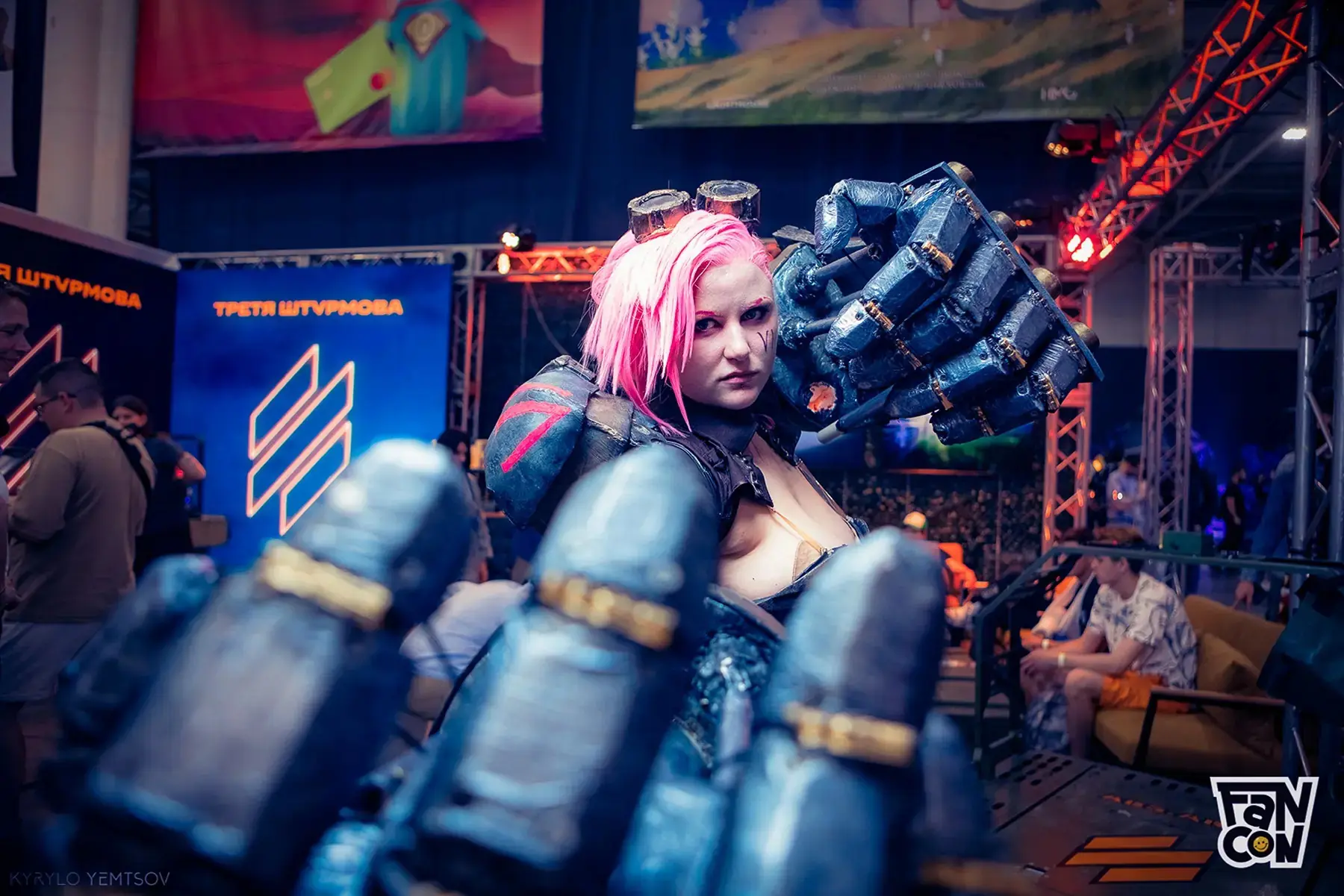 Грандіозне Косплей-шоу на FanCon 2025. Сотні косплеєрів в образах персонажів аніме, ігор та фільмів на сцені.